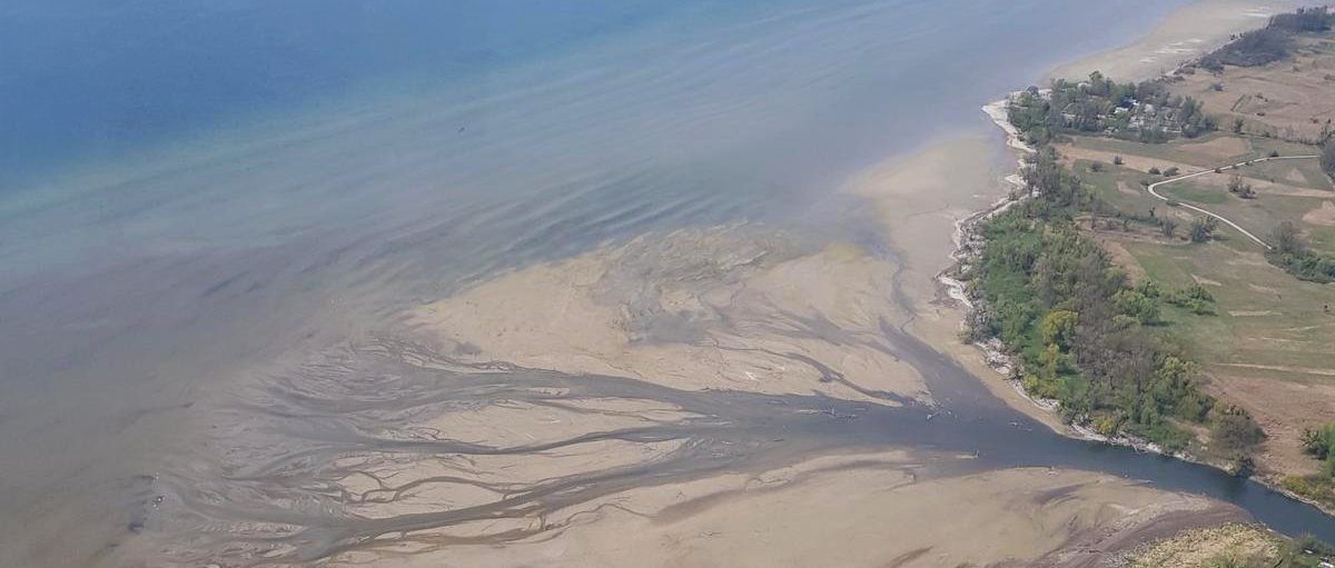  Luftaufnahme eines Bodenseeufers mit niedrigem Wasserstand. Text: ‚2025: Ein Jahr der Extreme in Baden-Württemberg.‘ Zeigt die Folgen von Hitze und Niedrigwasser.