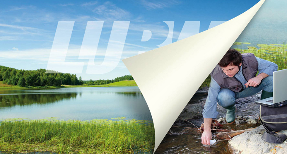 Forscher am Wasser mit Laptop