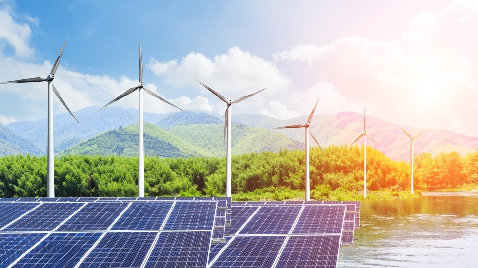 Landschaft mit Windrädern und Solarfeld