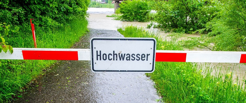 Durchfahrt-verboten-Schranke wegen Hochwasser