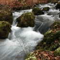 rauschender Flussabschnitt mit großen Geröllsteinen