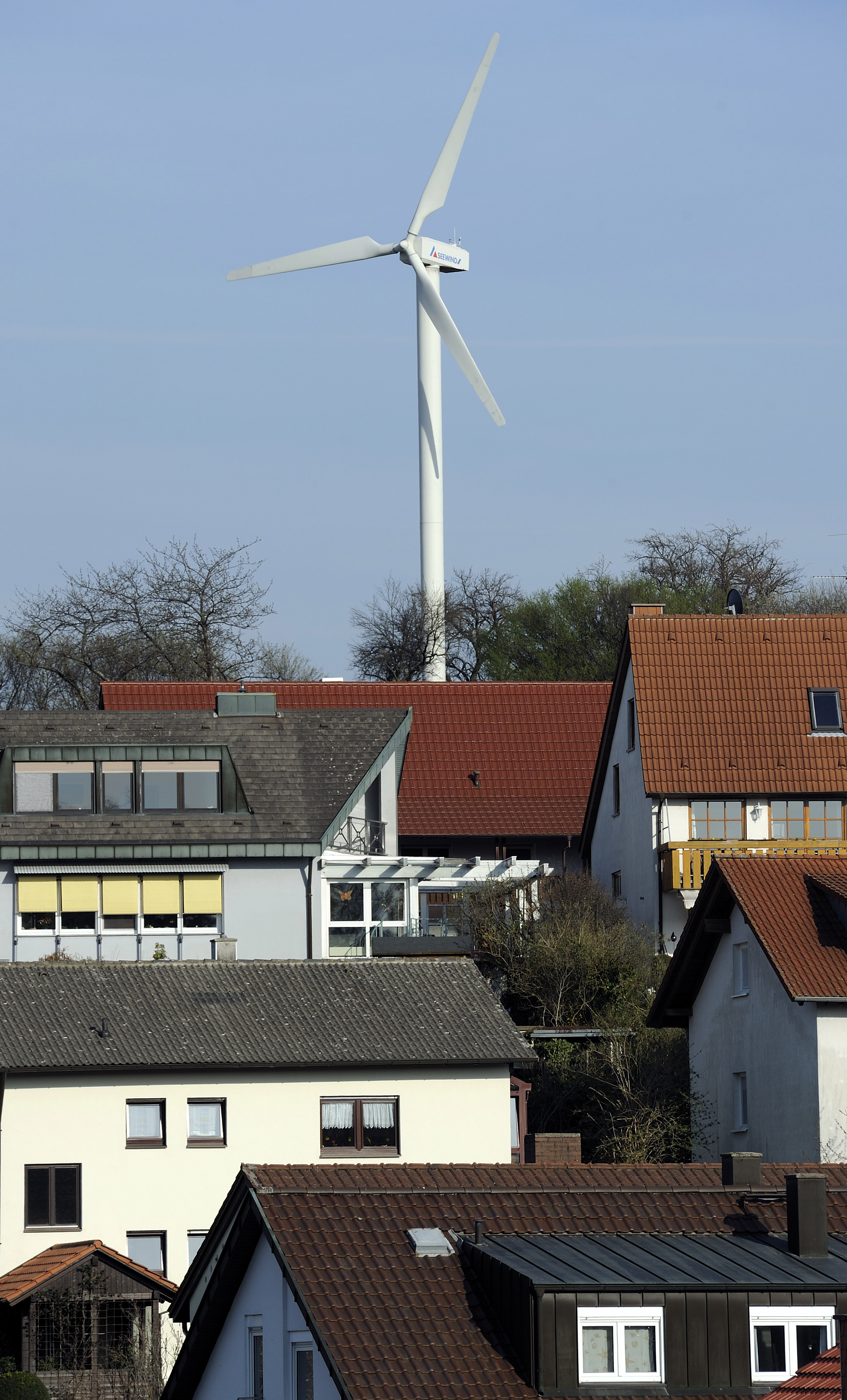 Windenergieanlage hinter Wohnbebauung
