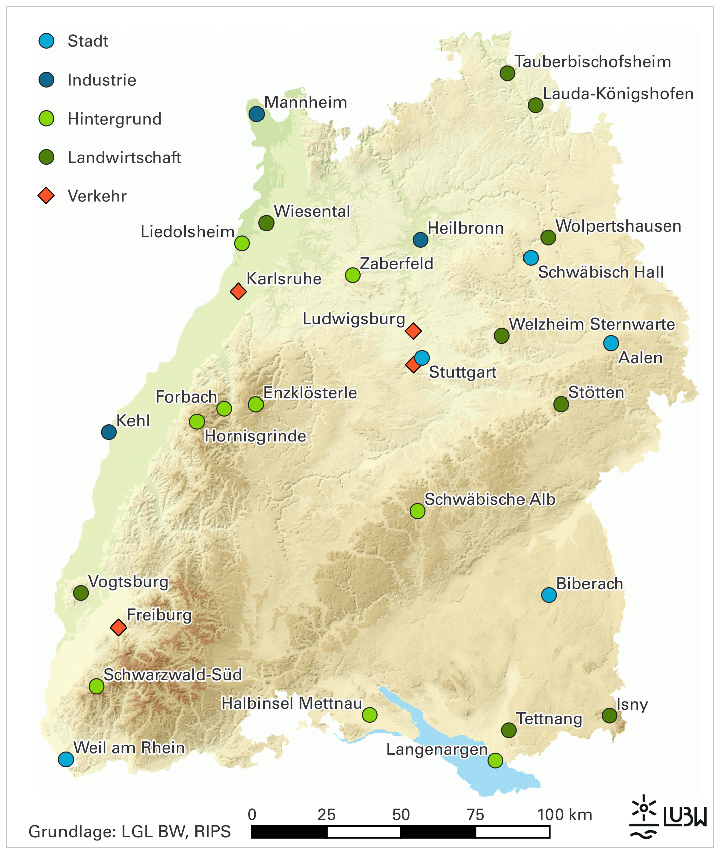 Topographische Karte von Baden-Württemberg. Die Ammoniakmessstellen im Jahr 2025 sind abhängig von ihrer Umgebung in die Kategorien Stadt, Industrie, Hintergrund, Landwirtschaft und Verkehr eingeteilt und unterschiedlich farblich markiert.