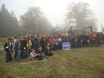 Nach dem Arbeitseinsatz versammeln sich alle für ein gemeinsames Foto.