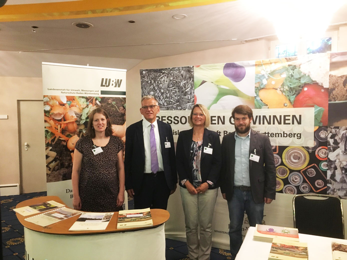 Ministerialdirektor Helmfried Meinel (2. v. l.) besucht den Stand des Kompetenzzentrums Bioabfall beim Bioabfallforum Baden-Württemberg 2019