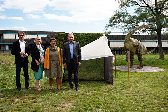 (v. l. n. r.): Staatssekretär Andre Baumann, Umweltministerium Baden-Württemberg, Eva Bell, Präsidentin der LUBW, Prof. Dr. Johanna Eder, Direktorin des Staatlichen Museums für Naturkunde Stuttgart (SMNS), und Prof. Dr. Lars Krogmann, Projektleiter Monitoring Biomasse Luft des SMNS, beim Pressetermin auf dem Vorplatz des Naturkundemuseums.