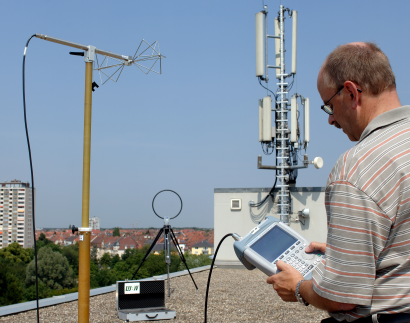 Messung von Funkwellen auf einem Hausdach