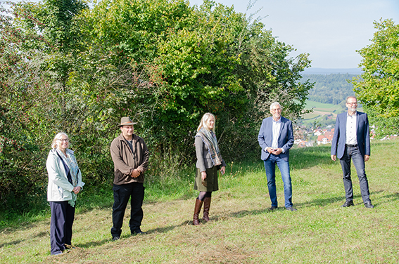 Trafen sich anlässlich des 30-jährigen Bestehens des baden-württembergischen Arten- und Biotopschutzprogrammes v.l.n.r.: LUBW-Präsidentin Eva Bell, Schäfer Markus Kleinbeck, dessen Tiere die geschützte Fläche des ASP auf dem Killberg pflegen, Umweltministerin Thekla Walker MdL, Landrat Helmut Riegger (Landkreis Calw), Bürgermeister Ulrich Bünger (Wildberg)