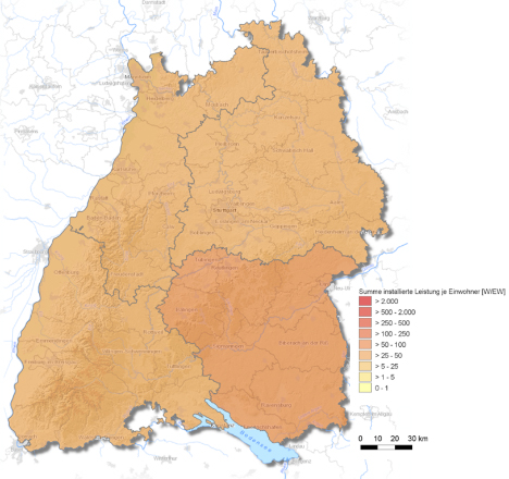 Summe der installierten Leistung aller Photovoltaik-Freiflächenanlagen je Einwohner auf Ebene der Regierungsbezirke