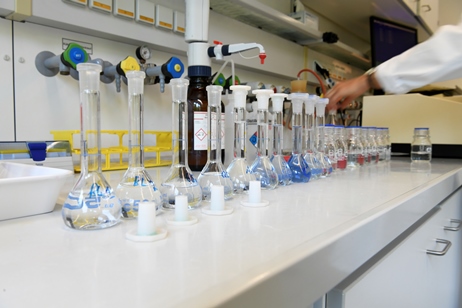 Foto: Ein Mitarbeiter analysiert Wasserproben im Labor.