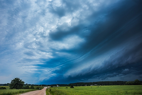 Regenwolke über einem Feld, Bildnachweis: lukjonis/stock.adobe.com