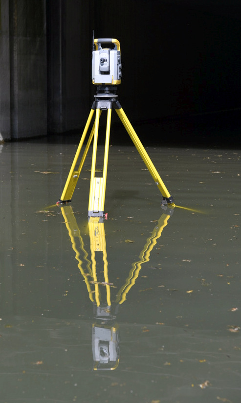 Tachymeter im Gewässer bei der Bauwerksvermessung