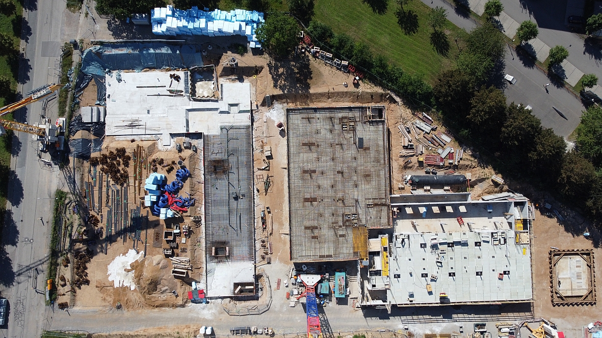 Drohnenflug im September über die Baustelle. Rechts ist das Untergeschoss des Laborgebäudes bereits fertig gestellt. Links sind die Fundamentarbeiten des Bürogebäudes in vollem Gange.
