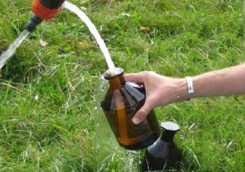Abfüllen der Grundwasserprobe Abfüllen der Grundwasserprobe