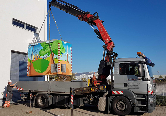 Messcontainer der LUBW wird auf Lastkraftwagen geladen.
